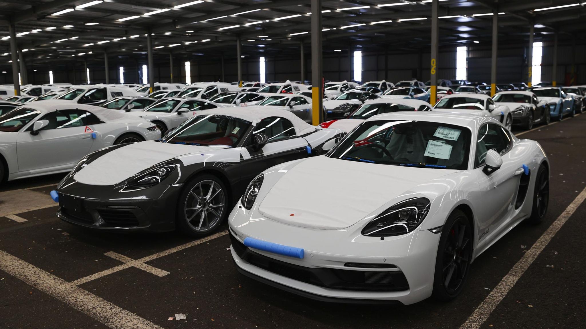 Porsche-Autos warten in Bremerhaven auf ihre Verschiffung