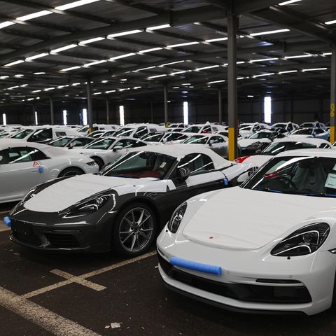 Porsche-Autos warten in Bremerhaven auf ihre Verschiffung