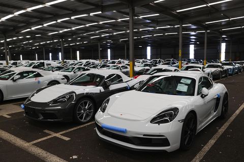 Porsche-Autos warten in Bremerhaven auf ihre Verschiffung