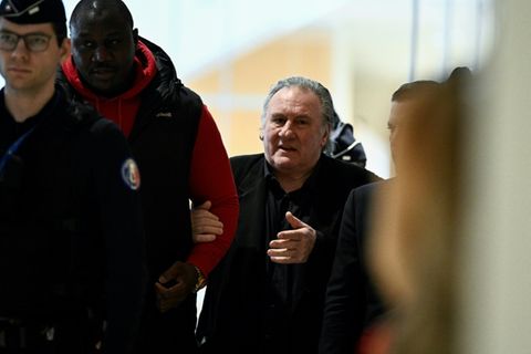Gérard Depardieu auf dem Weg in den Gerichtssaal