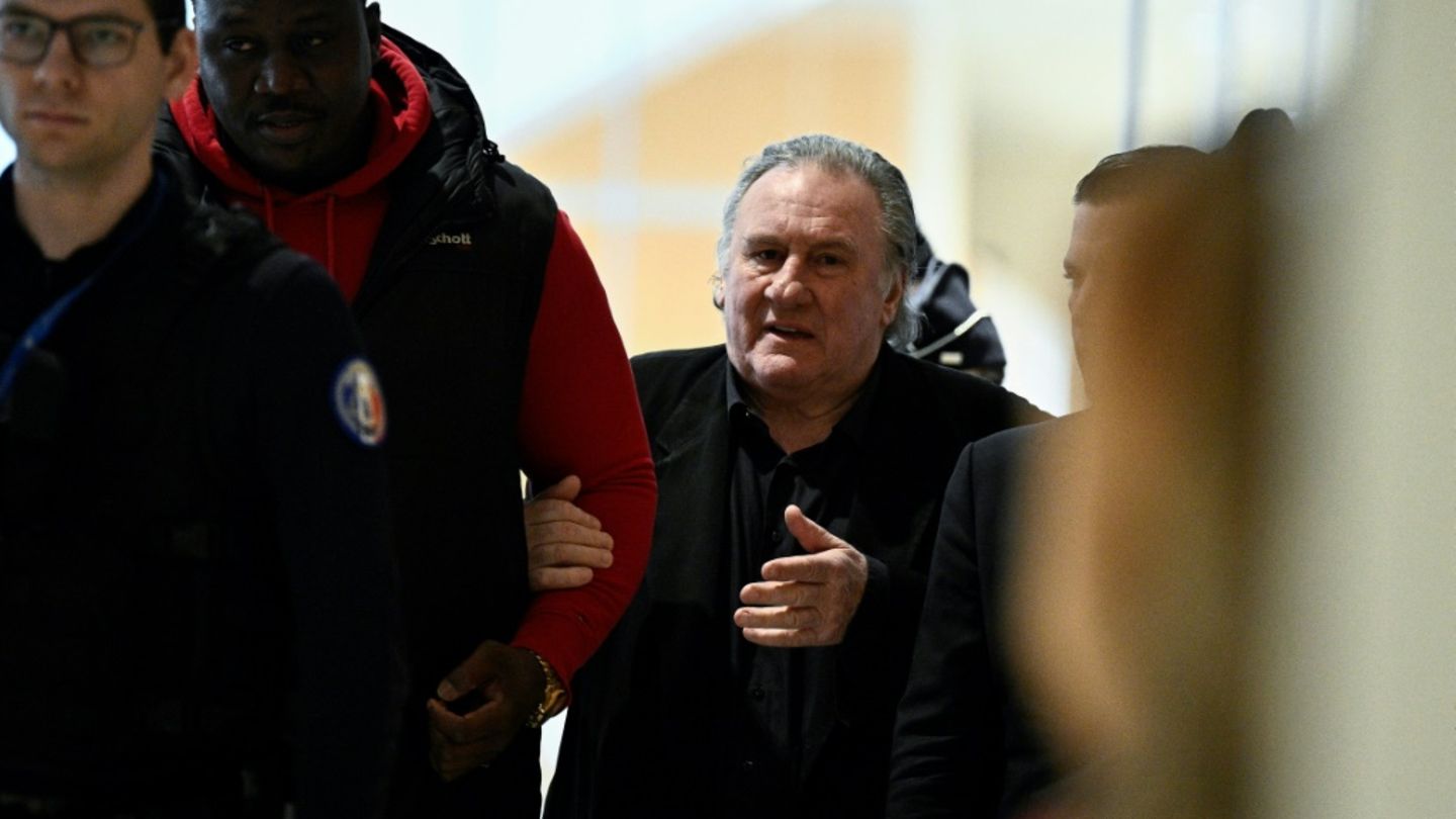 Gérard Depardieu auf dem Weg in den Gerichtssaal