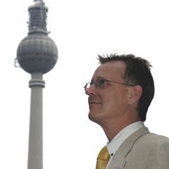 Damals, mit Brilli im Ohr: Bodo Ramelow kandidierte 2005 das erste Mal für den Bundestag und fusionierte nebenbei seine PDS mit der WASG zur Linkspartei. Der Kolumnist fotografierte ihn mit Fernsehturm