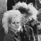 Punks mit topierten Haaren in London, 1983