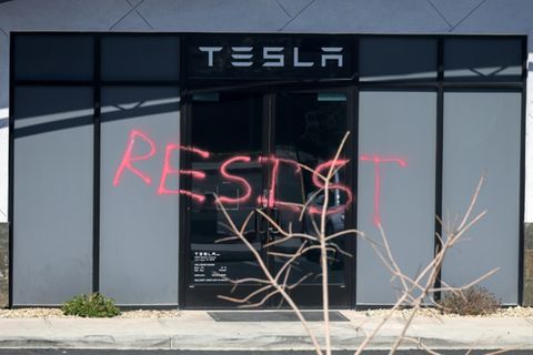 Die beschmierte Tesla-Werkstatt in Las Vegas