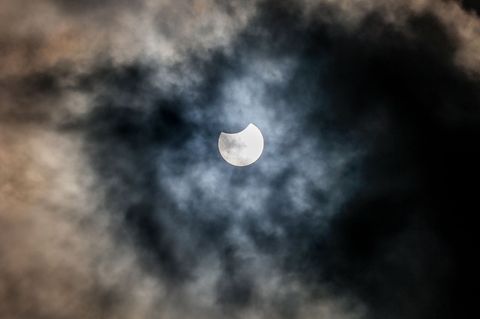 In Bayern werden die Wolken wohl kaum einen Blick auf die partielle Sonnenfinsternis zulassen