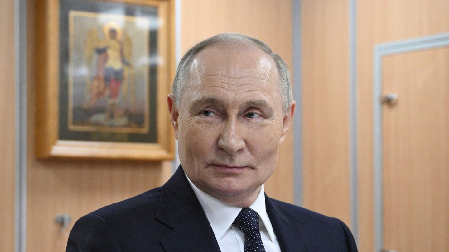 Russlands Präsident Wladimir Putin inspiziert das atomgetriebene U-Boot Archangelsk