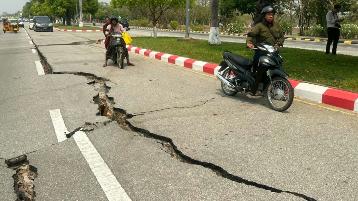 Durch das Erdbeben riss in Naypyidaw die Straße auf
