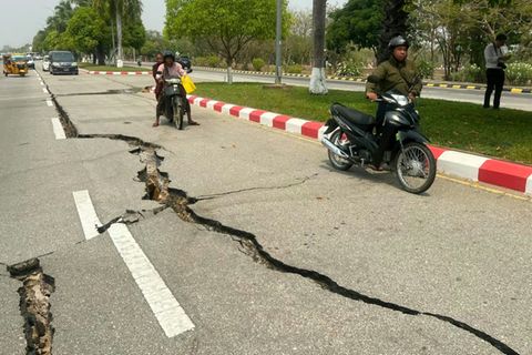 Durch das Erdbeben riss in Naypyidaw die Straße auf