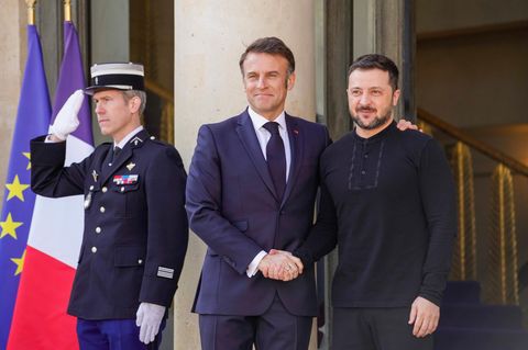 Präsident Emmanuel Macron empfängt den ukrainischen Präsidenten Wolodymyr Selenskyj in Paris