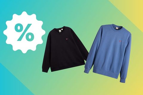 Zwei Levis-Pullover vor farbigem Hintergrund
