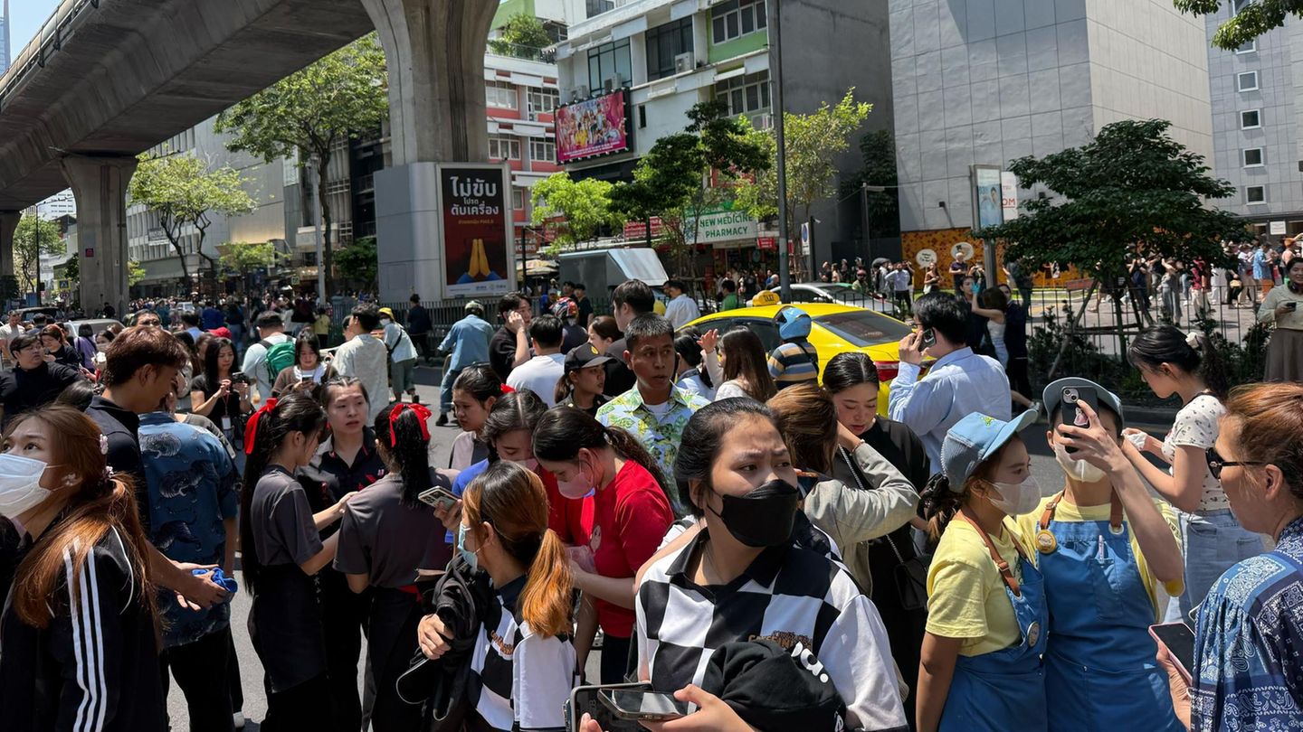 Routinierte Panik Südostasien wird regelmäßig von Erdbeben heimgesucht. Viele Einwohner haben die Abläufe verinnerlicht. Auch in Bangkok flohen die Menschen routiniert ins Freie