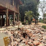 In dem von Krisen und Konflikten gebeutelten Land wurden schnell erste Schäden sichtbar. Marode Häuserfronten und Gebäude stürzten ein