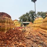 Auch im etwa 270 Kilometer entfernen Naypyitaw brachen Teile von buddhistischen Pagoden in sich zusammen