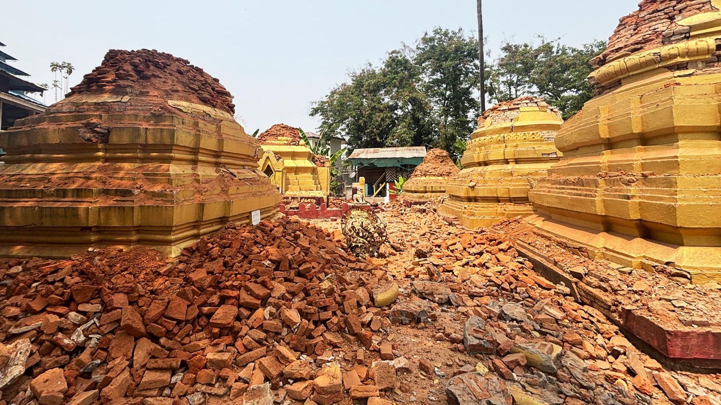 Auch im etwa 270 Kilometer entfernen Naypyitaw brachen Teile von buddhistischen Pagoden in sich zusammen