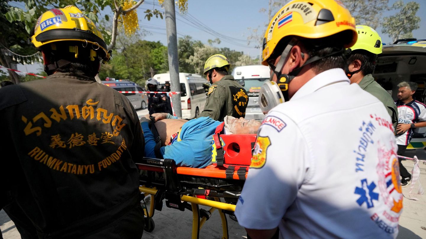 Hier griffen die Rettungsmechanismen schnell. Bereits am Samstag kehrte wieder etwas Alltag in die thailändische Hauptstadt zurück. Im öffentlichen Nahverkehr nahmen einige U-Bahnlinien wieder den Betrieb auf