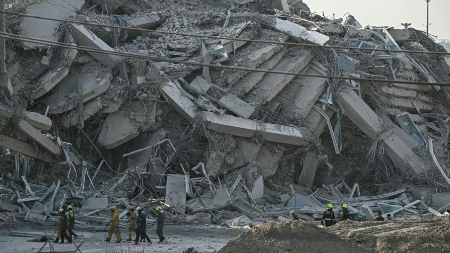 Einsatzkräfte an eingestürztem Hochhaus