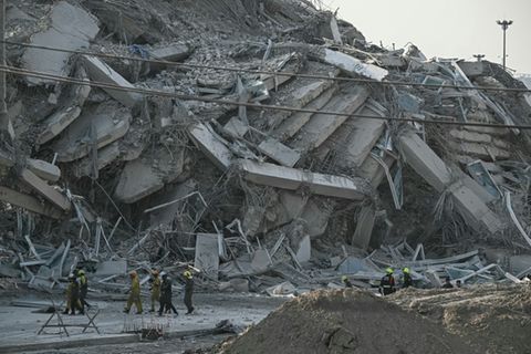 Einsatzkräfte an eingestürztem Hochhaus