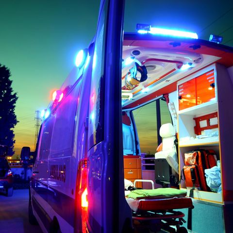 Krankenwagen in der Dämmerung während eines Rettungsdienst-Einsatzes