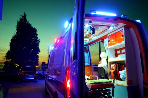 Krankenwagen in der Dämmerung während eines Rettungsdienst-Einsatzes