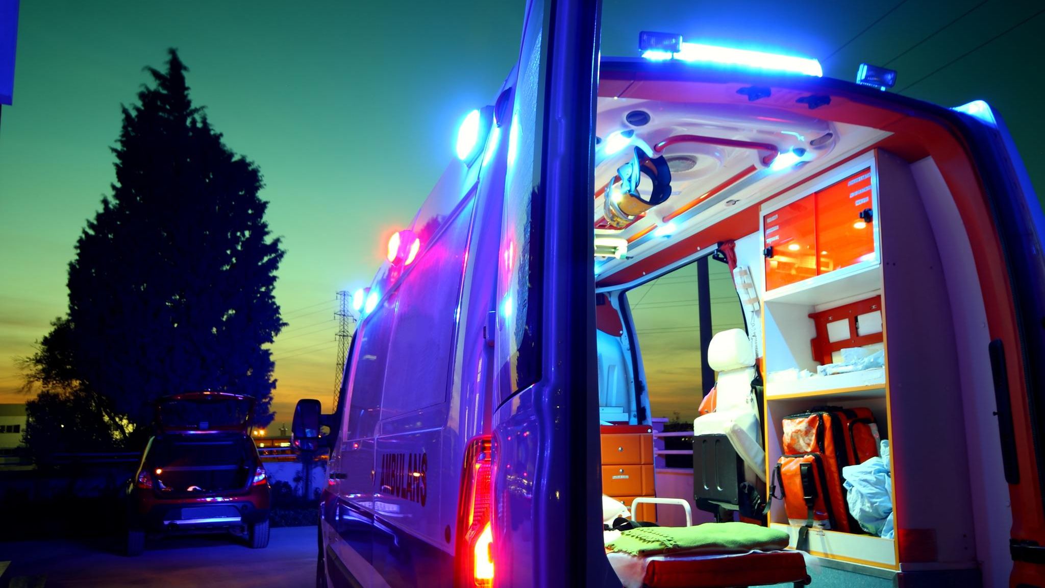 Krankenwagen in der Dämmerung während eines Rettungsdienst-Einsatzes