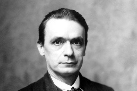 Rudolf Steiner blickt in Kamera