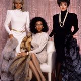 Schauspielerinnen aus der Serie "Denver Clan" mit Pelzmänteln