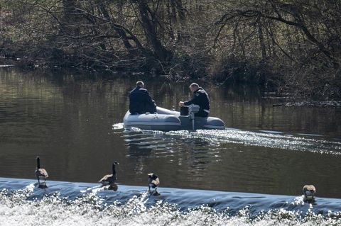Weilburg: Von einem Schlauchboot aus suchen Polizisten bei der Suche nach dem vermissten sechsjährigen Jungen Pawlos die Lahn ab