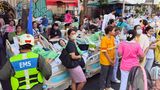 Patienten des Lerdsin-Krankenhauses in Bangkok mussten evakuiert und auf der Straße vor der Klinik weiter behandelt werden