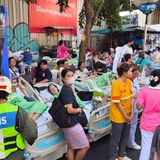 Patienten des Lerdsin-Krankenhauses in Bangkok mussten evakuiert und auf der Straße vor der Klinik weiter behandelt werden