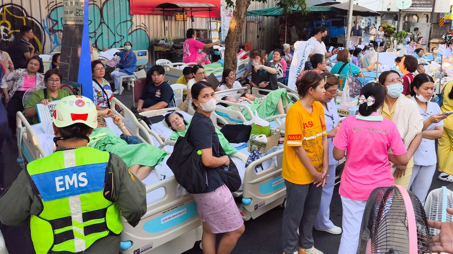 Patienten des Lerdsin-Krankenhauses in Bangkok mussten evakuiert und auf der Straße vor der Klinik weiter behandelt werden