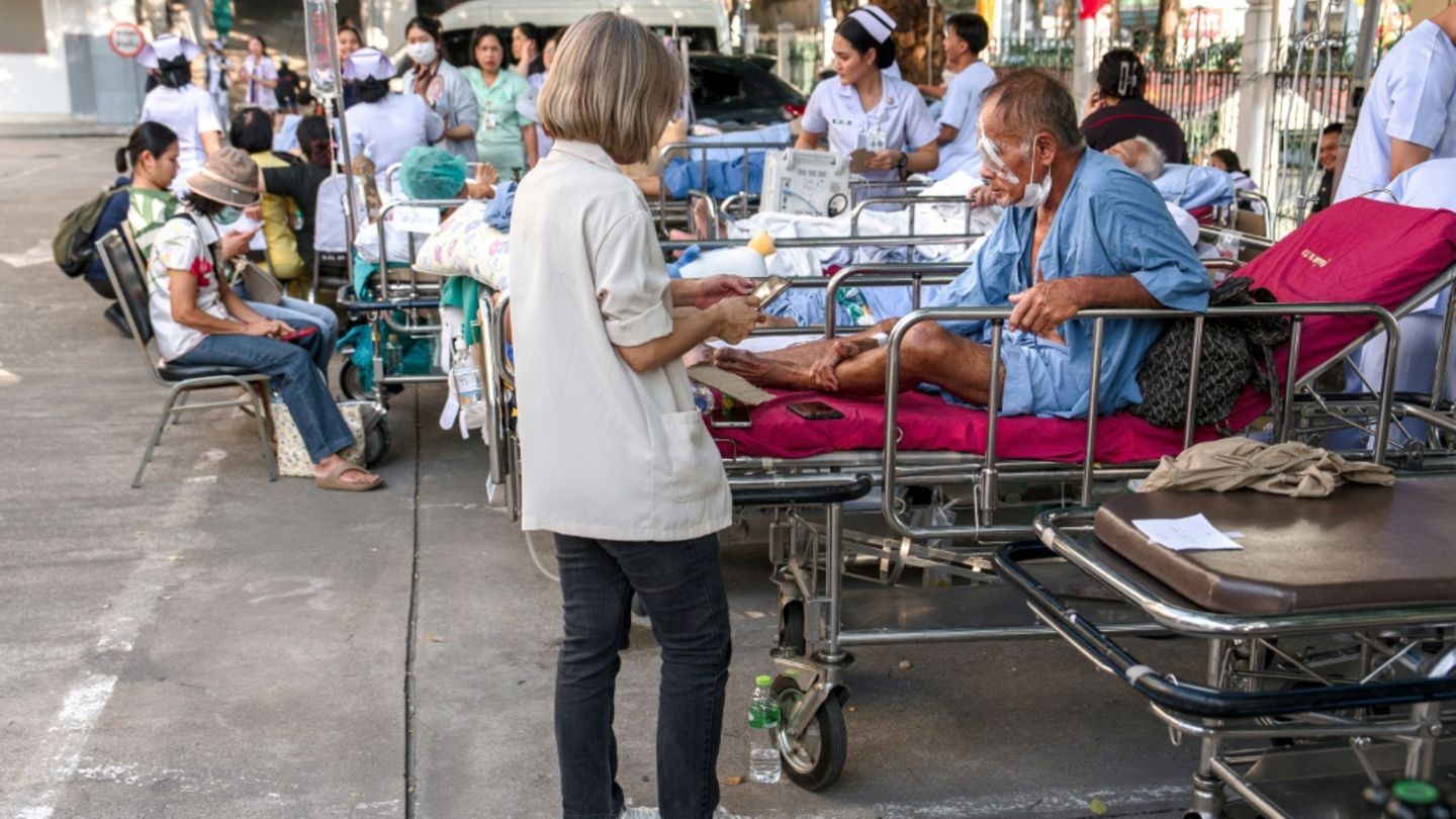 Behandlung von Verletzten vor Klinik in Bangkok