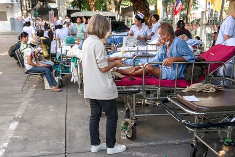 Behandlung von Verletzten vor Klinik in Bangkok