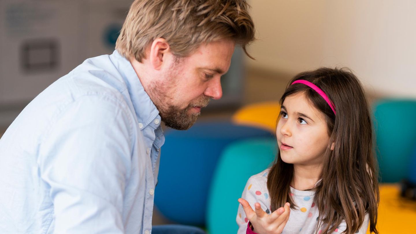 Kinder: Ein Mädchen argumentiert mit einem Mann
