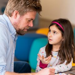 Kinder: Ein Mädchen argumentiert mit einem Mann
