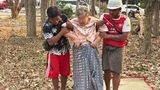 In Naypyitaw in Myanmar stützen Ersthelfer eine ältere Dame, die unter ihrem Haus eingeschlossen war