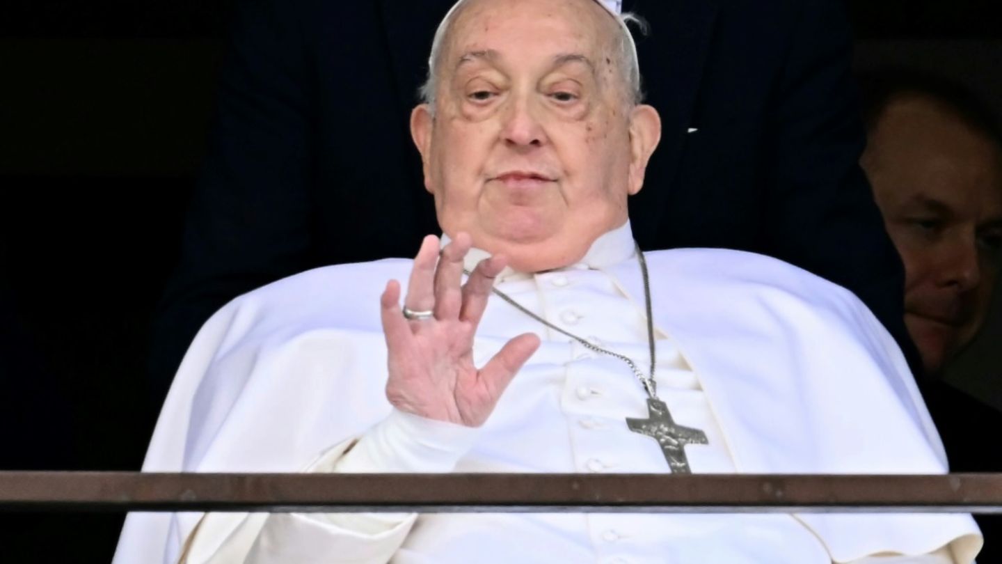 Papst Franziskus auf dem Balkon der Gemelli-Klinik in Rom