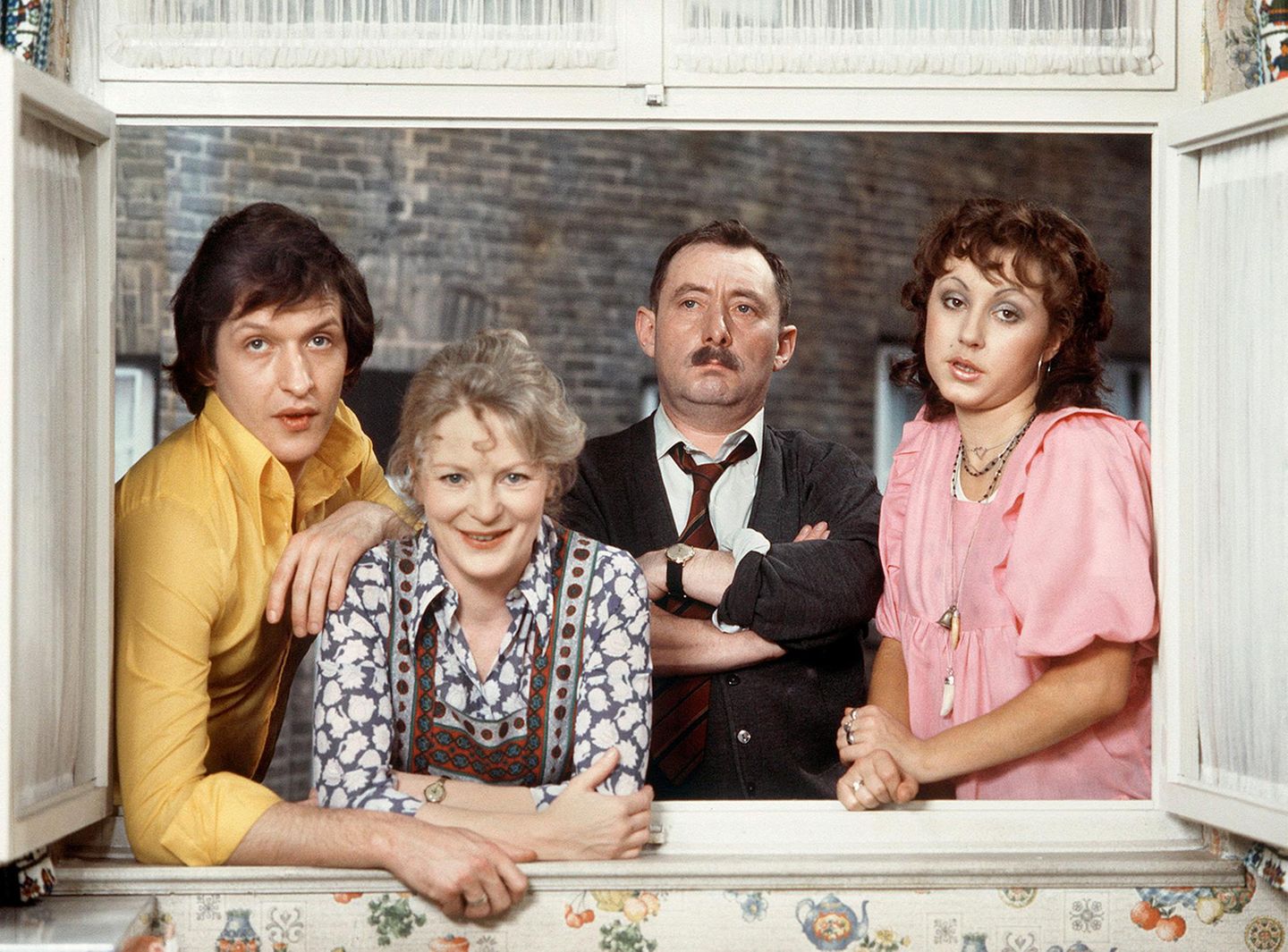 Diese Familie versammelte zwischen 1973 und 1976 die Nation vor dem Fernseher: Im Mittelpunkt der vom WDR produzierten und von Wolfgang Menge entwickelten Serie "Ein Herz und eine Seele" steht das Leben der kleinbürgerlichen Tetzlaffs. Angeführt wird die Familie von dem reaktionären Oberhaupt "Ekel" Alfred (Heinz Schubert, 2.v.r.), der seine Frau Else (Elisabeth Wiedemann, 2.v.l.) gerne mal als "dusselige Kuh" bezeichnet und in politischen Diskussionen mit Schwiegersohn Michael (Diether Krebs) und Tochter Rita (Hildegard Krekel) regelmäßig über die "Sozis" herzieht
