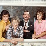 Diese Familie versammelte zwischen 1973 und 1976 die Nation vor dem Fernseher: Im Mittelpunkt der vom WDR produzierten und von Wolfgang Menge entwickelten Serie "Ein Herz und eine Seele" steht das Leben der kleinbürgerlichen Tetzlaffs. Angeführt wird die Familie von dem reaktionären Oberhaupt "Ekel" Alfred (Heinz Schubert, 2.v.r.), der seine Frau Else (Elisabeth Wiedemann, 2.v.l.) gerne mal als "dusselige Kuh" bezeichnet und in politischen Diskussionen mit Schwiegersohn Michael (Diether Krebs) und Tochter Rita (Hildegard Krekel) regelmäßig über die "Sozis" herzieht