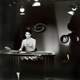 In den ersten Jahrzehnten gab es noch (zumeist weibliche) Ansager, die zwischen den Sendungen ins Bild kamen und das nachfolgende Programm ankündigten. Das Bild zeigt Edith Grobleben im Jahr 1955