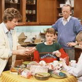 Mehr als 34 Jahre lang waren die Bewohner der "Lindenstraße" für viele Menschen der sonntägliche Begleiter: Die ARD-Serie gilt als erste deutsche Seifenoper und erzählt aus dem Leben von Menschen in einer fiktiven Straße in München, darunter der Familie Beimer (Marie-Luise Marjan, Christian Kahrmann, Joachim Hermann Luger und Moritz A. Sachs, v.l.). Die von Hans W. Geißendörfer entwickelte und produzierte Serie hat in den 1758 ausgestrahlten Folgen zahlreiche gesellschaftliche Themen aufgegriffen und einem breiten Fernsehpublikum zugänglich gemacht, von Ehekrisen und Essstörungen bis hin zu Aids und Alzheimer wurde fast kein Thema ausgelassen. In der Lindenstraße gab es auch den ersten Kuss zwischen zwei Männern im deutschen Fernsehen