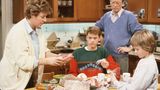 Mehr als 34 Jahre lang waren die Bewohner der "Lindenstraße" für viele Menschen der sonntägliche Begleiter: Die ARD-Serie gilt als erste deutsche Seifenoper und erzählt aus dem Leben von Menschen in einer fiktiven Straße in München, darunter der Familie Beimer (Marie-Luise Marjan, Christian Kahrmann, Joachim Hermann Luger und Moritz A. Sachs, v.l.). Die von Hans W. Geißendörfer entwickelte und produzierte Serie hat in den 1758 ausgestrahlten Folgen zahlreiche gesellschaftliche Themen aufgegriffen und einem breiten Fernsehpublikum zugänglich gemacht, von Ehekrisen und Essstörungen bis hin zu Aids und Alzheimer wurde fast kein Thema ausgelassen. In der Lindenstraße gab es auch den ersten Kuss zwischen zwei Männern im deutschen Fernsehen