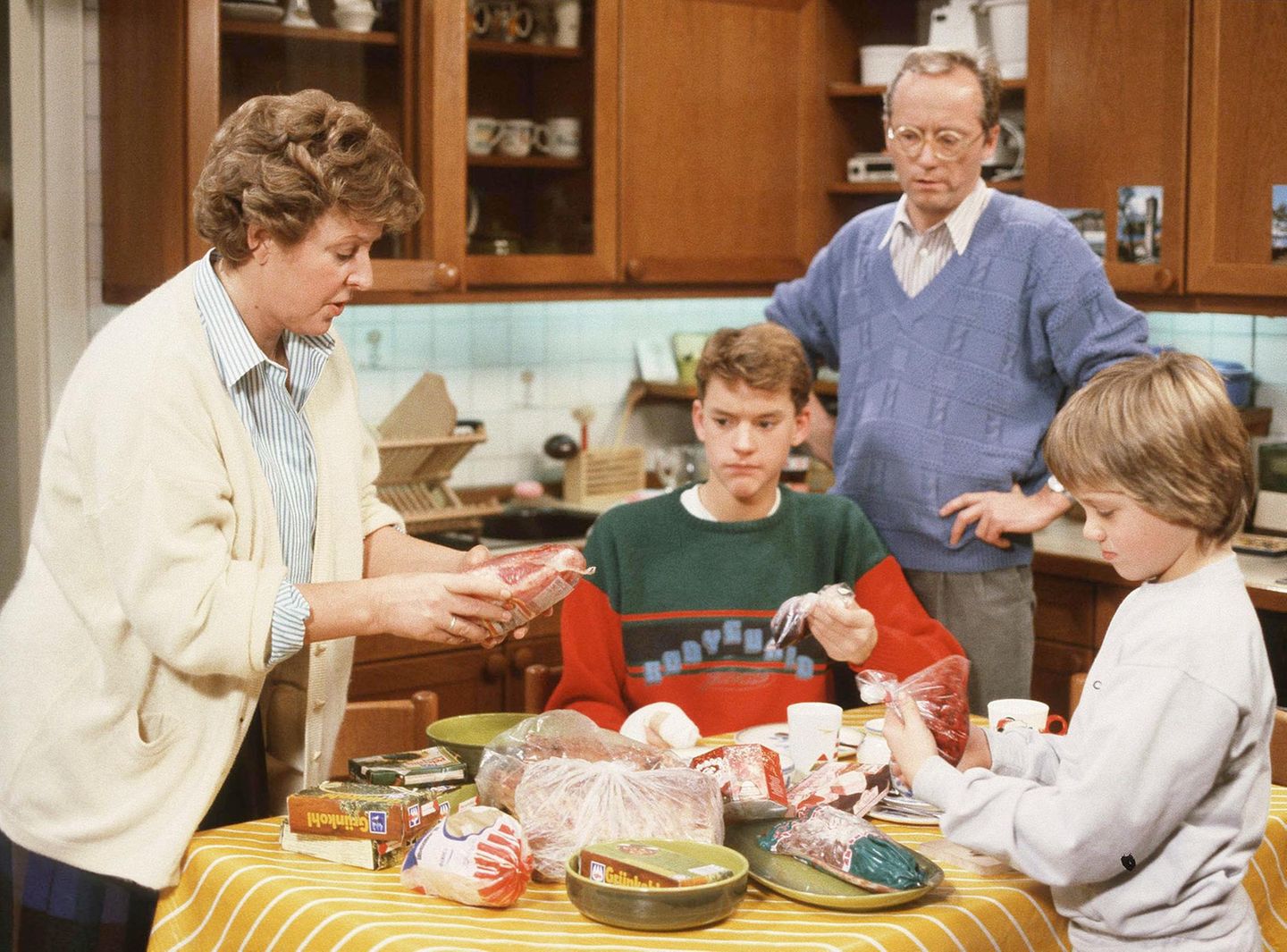 Mehr als 34 Jahre lang waren die Bewohner der "Lindenstraße" für viele Menschen der sonntägliche Begleiter: Die ARD-Serie gilt als erste deutsche Seifenoper und erzählt aus dem Leben von Menschen in einer fiktiven Straße in München, darunter der Familie Beimer (Marie-Luise Marjan, Christian Kahrmann, Joachim Hermann Luger und Moritz A. Sachs, v.l.). Die von Hans W. Geißendörfer entwickelte und produzierte Serie hat in den 1758 ausgestrahlten Folgen zahlreiche gesellschaftliche Themen aufgegriffen und einem breiten Fernsehpublikum zugänglich gemacht, von Ehekrisen und Essstörungen bis hin zu Aids und Alzheimer wurde fast kein Thema ausgelassen. In der Lindenstraße gab es auch den ersten Kuss zwischen zwei Männern im deutschen Fernsehen