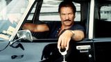Einen Kommissar wie ihn hatte es bis dahin im deutschen Fernsehen noch nicht gegeben. Als Horst Schimanski, gespielt von Götz George, am 28. Juni 1981 sein "Tatort"-Debüt feierte, schäumte die Lokalpresse. "Werft den Prügel-Kommissar aus dem Programm!", ätzte etwa die "Neue Ruhr Zeitung". Tatsächlich setzten die in Duisburg spielenden Folgen einen neuen Ton: Sie waren hart, dreckig und bisweilen vulgär. Nicht das gemächliche Aufklären eines Verbrechens stand im Mittelpunkt, vielmehr hatten die Filme den Anspruch, die Realität abzubilden. Und dafür war die zwischen Rhein und Ruhr gelegene Stadt der ideale Schauplatz. Im Laufe der folgenden zehn Jahre schlossen die Zuschauer Schimanski in ihr Herz. Als er 1991 nach 51 Fällen abtragt, war er längst zur Kultfigur geworden