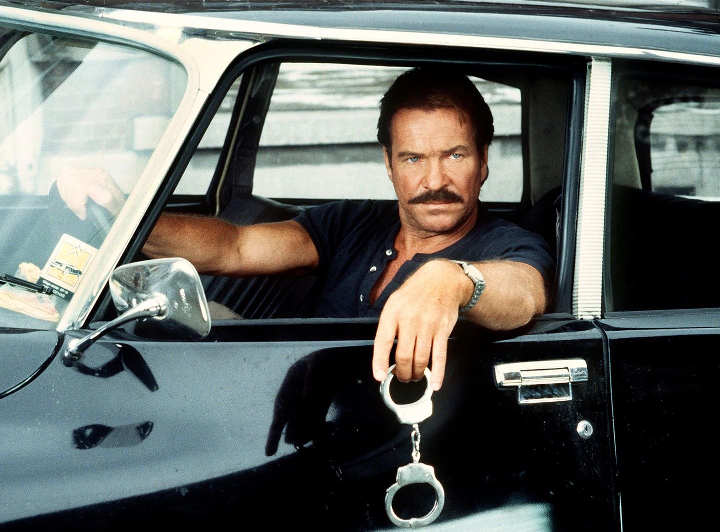 Einen Kommissar wie ihn hatte es bis dahin im deutschen Fernsehen noch nicht gegeben. Als Horst Schimanski, gespielt von Götz George, am 28. Juni 1981 sein "Tatort"-Debüt feierte, schäumte die Lokalpresse. "Werft den Prügel-Kommissar aus dem Programm!", ätzte etwa die "Neue Ruhr Zeitung". Tatsächlich setzten die in Duisburg spielenden Folgen einen neuen Ton: Sie waren hart, dreckig und bisweilen vulgär. Nicht das gemächliche Aufklären eines Verbrechens stand im Mittelpunkt, vielmehr hatten die Filme den Anspruch, die Realität abzubilden. Und dafür war die zwischen Rhein und Ruhr gelegene Stadt der ideale Schauplatz. Im Laufe der folgenden zehn Jahre schlossen die Zuschauer Schimanski in ihr Herz. Als er 1991 nach 51 Fällen abtragt, war er längst zur Kultfigur geworden