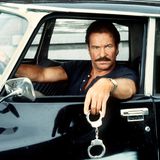 Einen Kommissar wie ihn hatte es bis dahin im deutschen Fernsehen noch nicht gegeben. Als Horst Schimanski, gespielt von Götz George, am 28. Juni 1981 sein "Tatort"-Debüt feierte, schäumte die Lokalpresse. "Werft den Prügel-Kommissar aus dem Programm!", ätzte etwa die "Neue Ruhr Zeitung". Tatsächlich setzten die in Duisburg spielenden Folgen einen neuen Ton: Sie waren hart, dreckig und bisweilen vulgär. Nicht das gemächliche Aufklären eines Verbrechens stand im Mittelpunkt, vielmehr hatten die Filme den Anspruch, die Realität abzubilden. Und dafür war die zwischen Rhein und Ruhr gelegene Stadt der ideale Schauplatz. Im Laufe der folgenden zehn Jahre schlossen die Zuschauer Schimanski in ihr Herz. Als er 1991 nach 51 Fällen abtragt, war er längst zur Kultfigur geworden