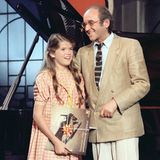 Er gehörte zu den größten Genies im deutschen Fernsehen: Alfred Biolek (das Foto zeigt ihn 1980 mit der damals 14-jährigen Anke Engelke) holte 1970 Monty Python nach Deutschland, produzierte ab 1974 Rudi Carells "Am laufenden Band" und startete ab 1976 den bis heute erfolgreichen "Kölner Treff". Am innovativsten war seine 1978 gestartete Show "Bio's Bahnhof - Musik und Gespräche live", in der sich Biolek als Entdecker und Förderer von Talenten beweisen konnte. Helge Schneider, The Police oder Kate Bush traten hier erstmals im deutschen Fernsehen auf