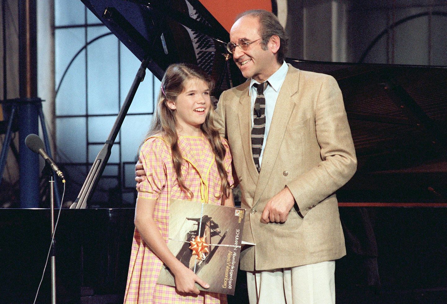 Er gehörte zu den größten Genies im deutschen Fernsehen: Alfred Biolek (das Foto zeigt ihn 1980 mit der damals 14-jährigen Anke Engelke) holte 1970 Monty Python nach Deutschland, produzierte ab 1974 Rudi Carells "Am laufenden Band" und startete ab 1976 den bis heute erfolgreichen "Kölner Treff". Am innovativsten war seine 1978 gestartete Show "Bio's Bahnhof - Musik und Gespräche live", in der sich Biolek als Entdecker und Förderer von Talenten beweisen konnte. Helge Schneider, The Police oder Kate Bush traten hier erstmals im deutschen Fernsehen auf