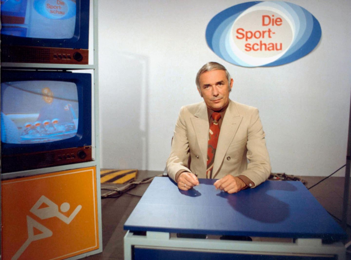Fernsehen: Heute ist es selbstverständlich, dass wir Bundesliga-Spiele live und in voller Länge im Pay-TV sehen können. Früher musste man samstags bis 18 Uhr warten, ehe es in der "Sportschau" die ersten Bilder von den Fußballspielen gab. Die erste Sendung wurde am 4. Juni 1961 ausgestrahlt, doch erst mit dem Start der Bundesliga 1963 wurde der Fußball zum zentralen Bestandteil - und ist es bis heute geblieben. Von Beginn an dabei war der Moderator Ernst Huberty (das Foto zeigt ihn im Jahr 1976), der auch den Beinamen "Mr. Sportschau" verliehen bekam Heute ist es selbstverständlich, dass wir Bundesliga-Spiele live und in voller Länge im Pay-TV sehen können. Früher musste man samstags bis 18 Uhr warten, ehe es in der "Sportschau" die ersten Bilder von den Fußballspielen gab. Die erste Sendung wurde am 4. Juni 1961 ausgestrahlt, doch erst mit dem Start der Bundesliga 1963 wurde der Fußball zum zentralen Bestandteil - und ist es bis heute geblieben. Von Beginn an dabei war der Moderator Ernst Huberty (das Foto zeigt ihn im Jahr 1976), der auch den Beinamen "Mr. Sportschau" verliehen bekam