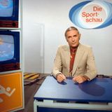 Heute ist es selbstverständlich, dass wir Bundesliga-Spiele live und in voller Länge im Pay-TV sehen können. Früher musste man samstags bis 18 Uhr warten, ehe es in der "Sportschau" die ersten Bilder von den Fußballspielen gab. Die erste Sendung wurde am 4. Juni 1961 ausgestrahlt, doch erst mit dem Start der Bundesliga 1963 wurde der Fußball zum zentralen Bestandteil - und ist es bis heute geblieben. Von Beginn an dabei war der Moderator Ernst Huberty (das Foto zeigt ihn im Jahr 1976), der auch den Beinamen "Mr. Sportschau" verliehen bekam