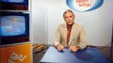 Heute ist es selbstverständlich, dass wir Bundesliga-Spiele live und in voller Länge im Pay-TV sehen können. Früher musste man samstags bis 18 Uhr warten, ehe es in der "Sportschau" die ersten Bilder von den Fußballspielen gab. Die erste Sendung wurde am 4. Juni 1961 ausgestrahlt, doch erst mit dem Start der Bundesliga 1963 wurde der Fußball zum zentralen Bestandteil - und ist es bis heute geblieben. Von Beginn an dabei war der Moderator Ernst Huberty (das Foto zeigt ihn im Jahr 1976), der auch den Beinamen "Mr. Sportschau" verliehen bekam